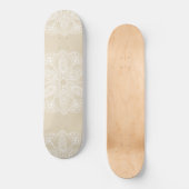 Exotisch wit Mandala op beige achtergrond Skateboard (Voorkant)