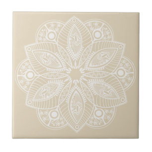 Exotisch wit Mandala op beige achtergrond Tegeltje