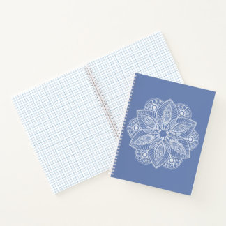 Exotisch wit Mandala op blauwe achtergrond Notitieboek