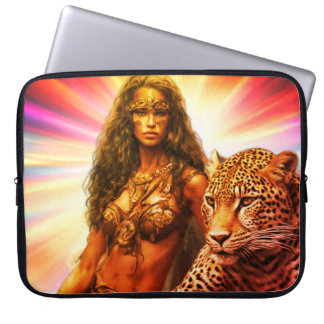 Exotische vrouw in bruin leren bikini op een  laptop sleeve