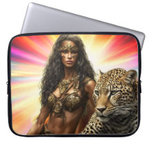 Exotische vrouw in bruin leren bikini op een 