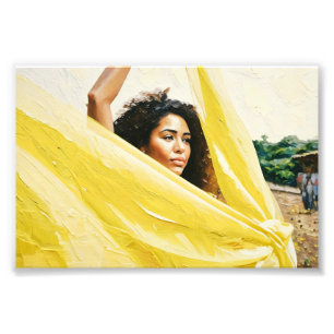 Expressieve vrouw met gele stof foto afdruk