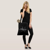 Extra grote zwarte canvas tas met een chroommonogr (Op model)