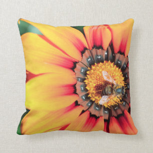 Extreme close-up van een bij die polen verzamelt kussen