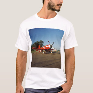 F2G-1D Super Corsair-vliegtuig op een luchtshow in T-shirt