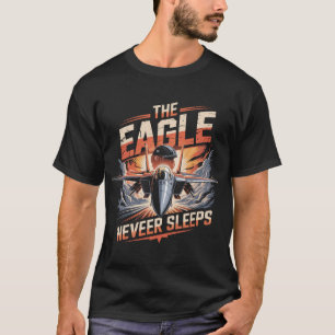 F-15 Eagle Jet: De Adelaar Slaapt Nooit Tributebor T-shirt