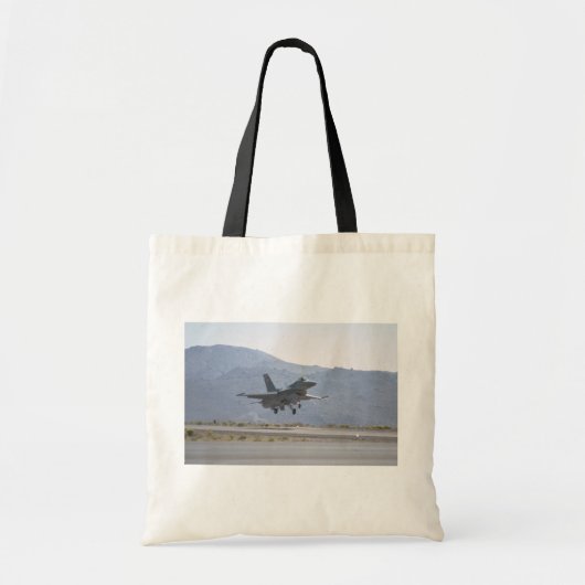 F-16 landing op Luke Air Force Base Tote Bag (Voorkant)