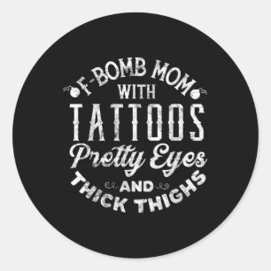 F-bom mam met Tattoos ogen en dik ding Ronde Sticker