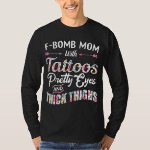 F-bommam met tattoos ogen en dik t-shirt