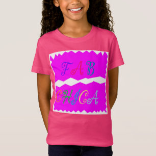 Fab Chica logo op een levendige roze modieuze T-shirt
