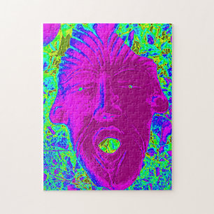 face violette sur puzzle vert