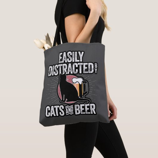Facilement distrait par les chats et le Sac fourre (De près)