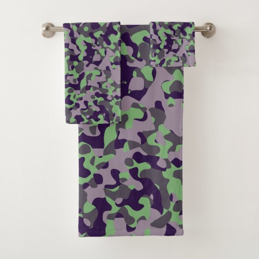 faded green and violet camo abstract bad handdoek (Insitu)