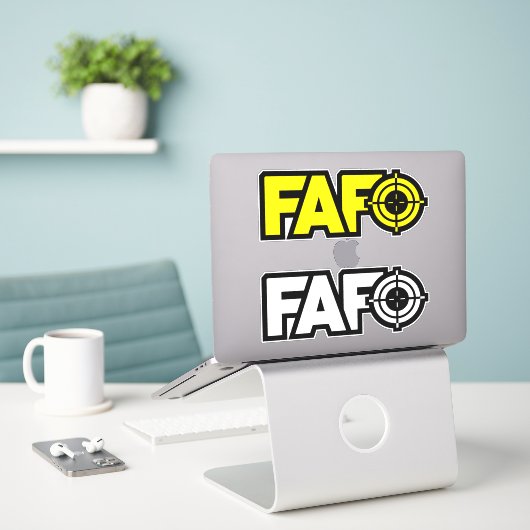 FAFO Fu*k rond en zoek auto Sticker (Laptop op bureau)