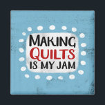 Faire des courtepointes est mon aimant de réfrigér<br><div class="desc">"Making Quilts Is My Jam" est un design de texte mignon en bleu avec du texte en noir et rouge,  avec une forme d'accent blanc et des points blancs texturés blancs qui l'entourent.</div>