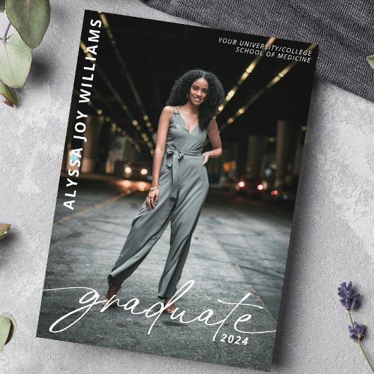 Faire-part 2024 Minimaliste Script College Graduate Photo