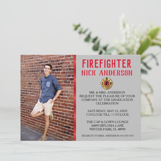 Faire-part à la mode d'obtention du diplôme (Debout devant)