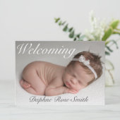 Faire-part Accueil bébé fille photo naissance (Debout devant)
