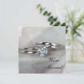 Faire-part Anneaux de mariage sur gris Tout juste mariés (Debout devant)