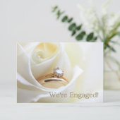 Faire-part annonce de fiançailles de rose blanche et bagues (Debout devant)