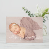 Faire-part Annonce de naissance de bébé fille en calligraphie (Debout devant)