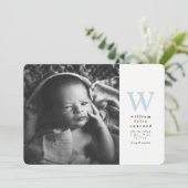 Faire-part Annonce de naissance simple avec initiale bleue (Debout devant)