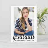 Faire-part Annonce de photo de remise de diplôme de mode tend (Debout devant)