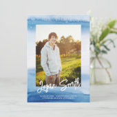 Faire-part Aquarelle bleu moderne Script Graduation Photo (Debout devant)