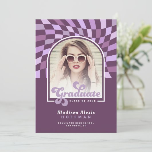 Faire-part Arche violette déformée À damiers Rétro Graduation (Debout devant)
