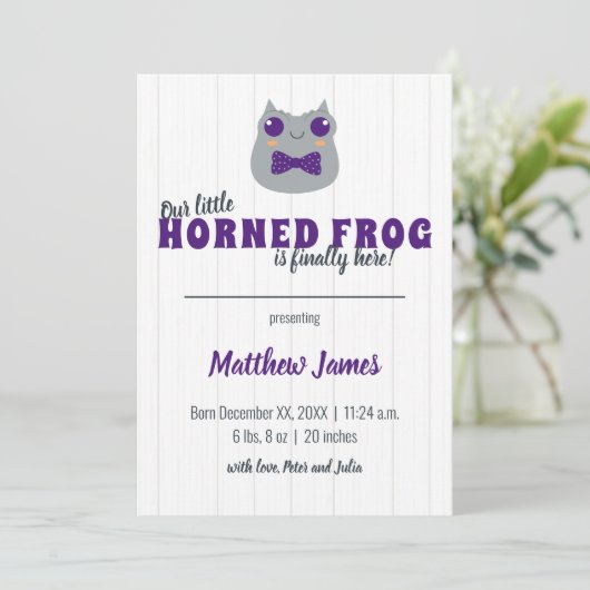 Faire-part Baby Boy Horned Frog Purple Vertical Baby (Debout devant)