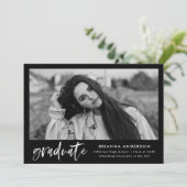 Faire-part Bande noire et blanche - Script photo Graduation (Debout devant)