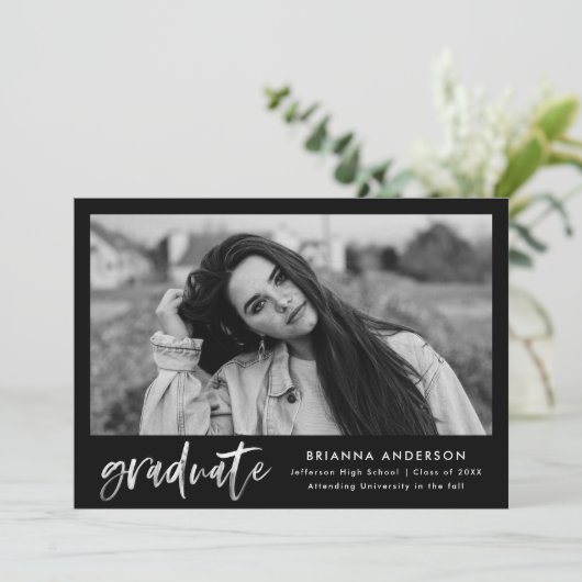 Faire-part Bande noire et blanche - Script photo Graduation (Debout devant)
