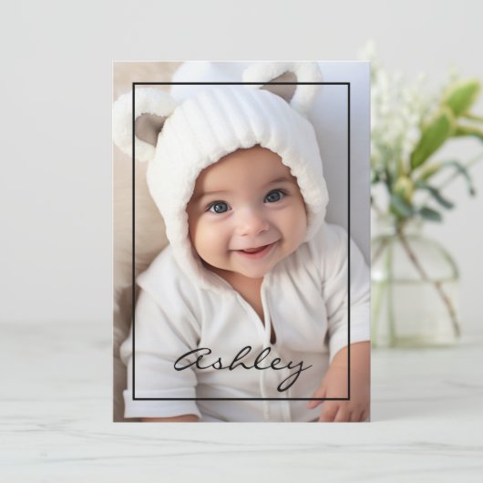 Faire-part bébé avec bordure noire (Debout devant)