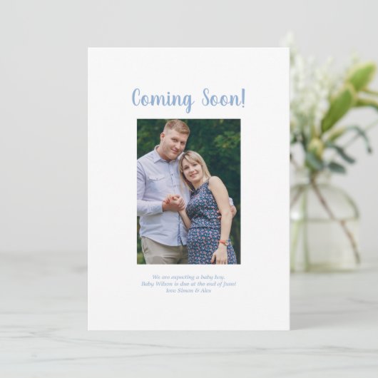 Faire-part Bientôt Photo Bleu Brush Script Grossesse (Debout devant)