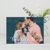 Faire-part Bientôt trois superposition photo Grossesse person (Debout devant)