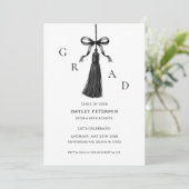 Faire-part Black Bow Modern Class of 2026 Graduation  (Debout devant)