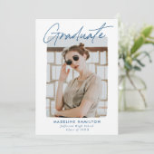 Faire-part Bleu Signature Script Photo Graduation (Debout devant)