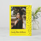 Faire-part Brown de graduation Confetti Jaune (Debout devant)