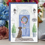 Faire-part Brown Labrador Retriever Moving<br><div class="desc">Annoncez votre nouvelle adresse avec notre faire-part élégante comprenant un récupérateur Labrador Brown,  une porte d'entrée bleue,  un tapis de bienvenue,  une ardoise,  des topiaires et une couronne fleurie posée sur un arrière - plan en brique grise.</div>