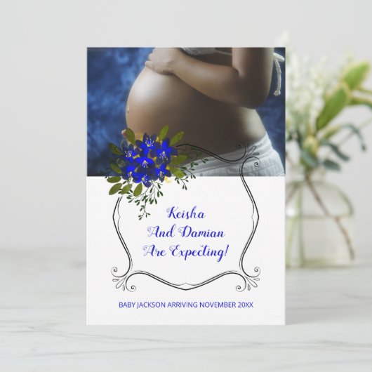 Faire-part Bump Bébé mignon Et Fleur Violette Grossesse (Debout devant)