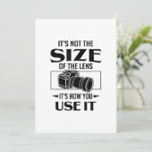 Faire-part Cadeau Pour Photographe Ce N'Est Pas La Taille De  (Debout devant)