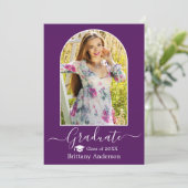 Faire-part Calligraphie Casquette Arc moderne Purple Graduati (Debout devant)