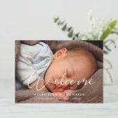 Faire-part Calligraphie élégante Bienvenue photo bébé (Debout devant)