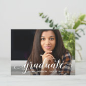 Faire-part Calligraphie moderne Script Graduation Photo (Debout devant)