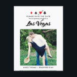 Faire-part Carte postale de mariage à Las Vegas avec photo de<br><div class="desc">Utilisez cette carte postale de sauvegarde de date avec photo blanche pour partager de manière économique votre grande nouvelle avec vos amis et votre famille et les préparer à l'incroyable célébration de Las Vegas qui sera votre week-end de mariage !</div>