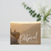 Faire-part Carte postale de report de mariage à écriture rapi (Debout devant)