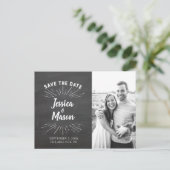 Faire-part Carte postale "Sauver la date" avec tableau noir (Debout devant)