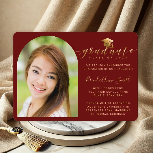 Faire-part Casquette d'or photo moderne Script sur Maroon Gra