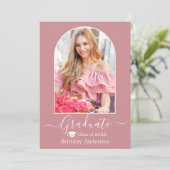Faire-part Casquette moderne Arch Dusty Pink Graduation (Debout devant)