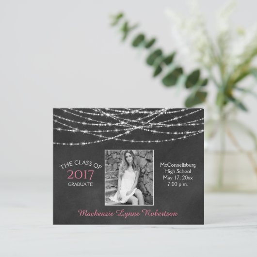 Faire-part Chalkboard Sparkle String Lights Photo Graduation (Debout devant)